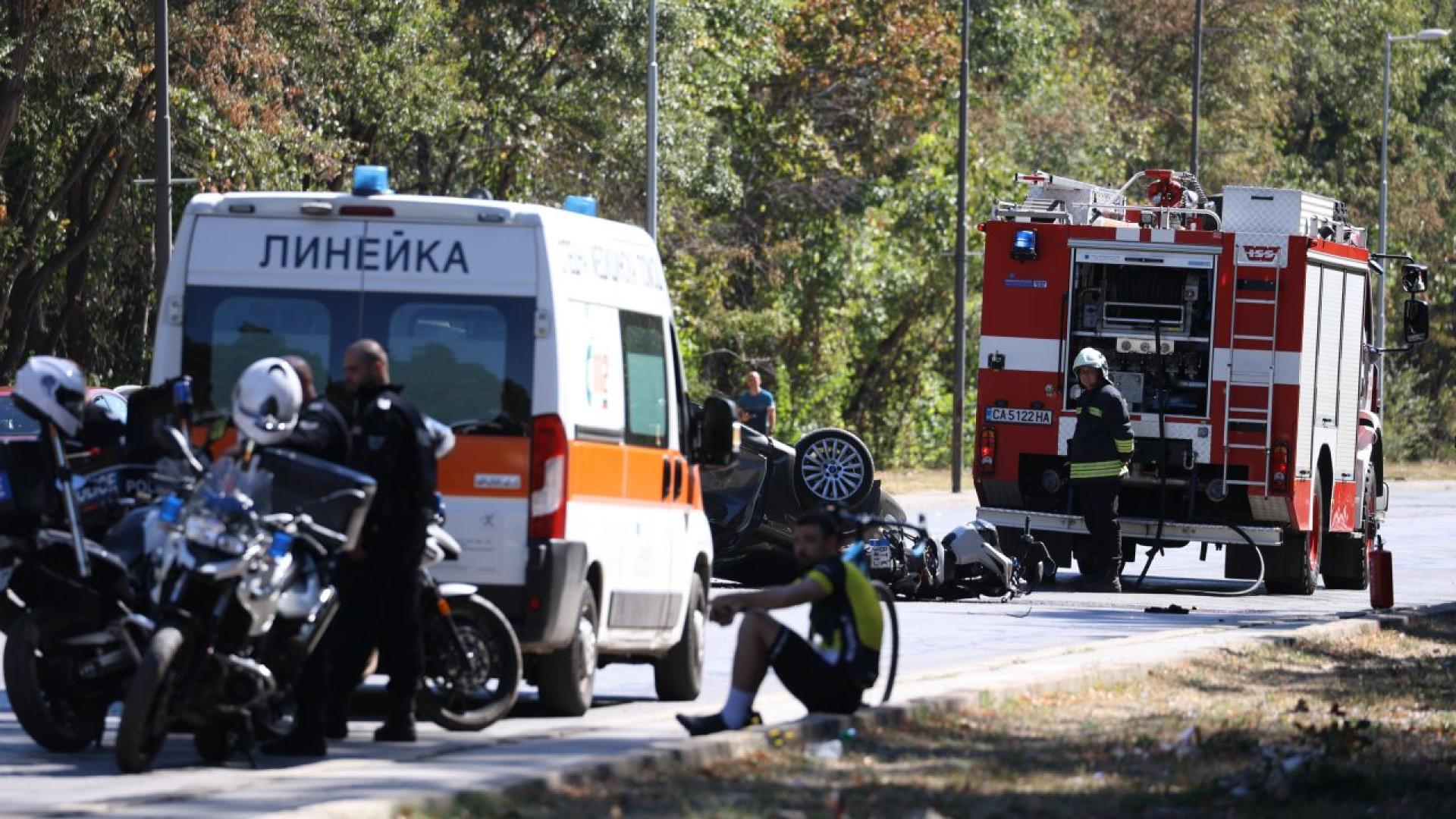 Liikenneonnettomuuspaikka — ambulanssi, paloauto ja poliisi